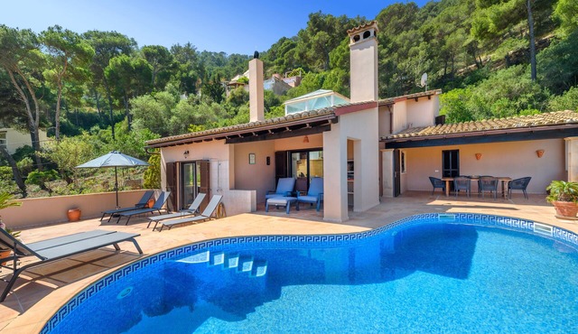 Villa Casa Soleada with Sea View, Pool, Terraces & Wi-Fi