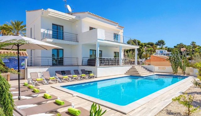 Villa Catorce Flores by Villa Plus