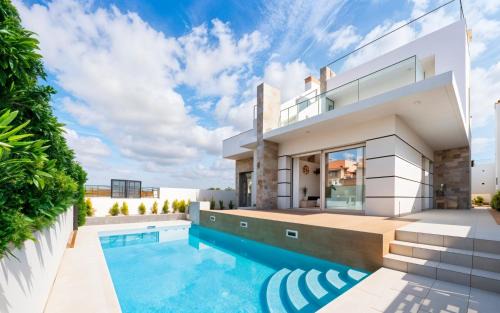 Villa de Sol in Los Alcázares with 4 bedrooms, private swimming pool, sauna and unheated jacuzzi