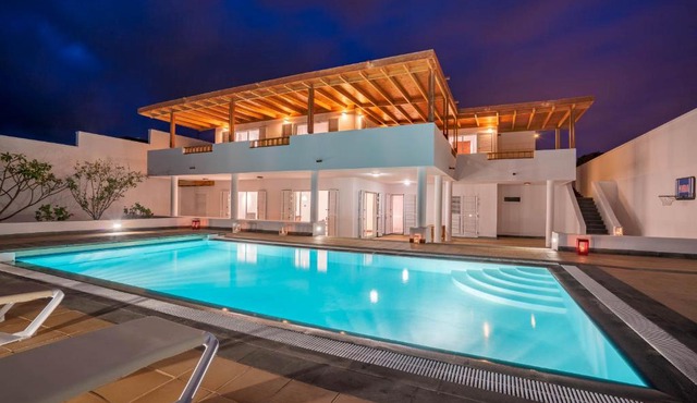 Villa Dedalos - Spacious luxury Villa with heated pool in Puerto Calero