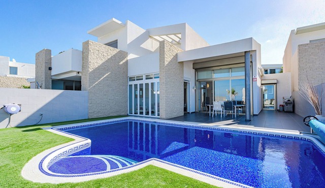 Villa Elisabetta, Luxury Villa With Ocean View and Heated Pool in Adeje Tenerife