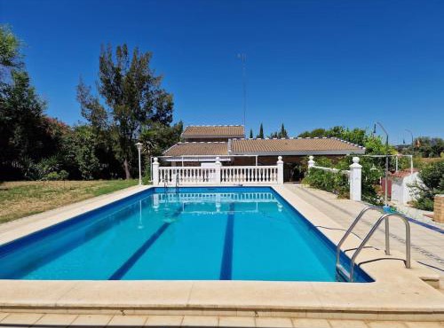 Villa Familiar con Piscina Privada y Barbacoa cerca de Sevilla