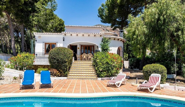 "Villa Los Lagos" with Mountain View, Private Pool, Terrace, Garden, A/C & Wi-Fi