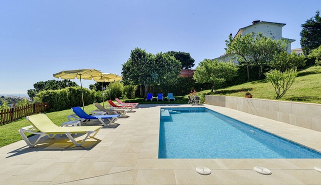 Villa Margot with a very large garden, private poo