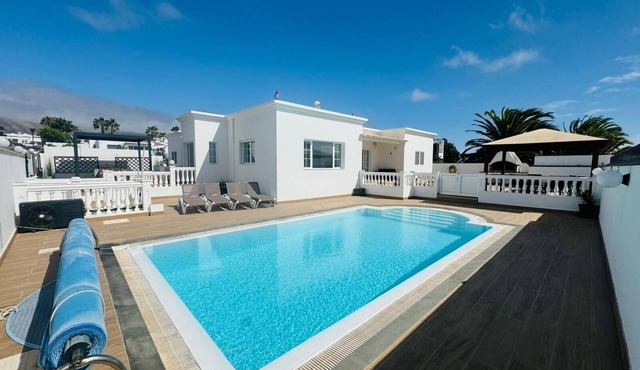 Villa Marina Deniz with Private Heated Pool + Pool Table + Air Con*