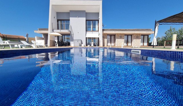 Villa Nimaf in Marratxí with Pool and Garden in Planera