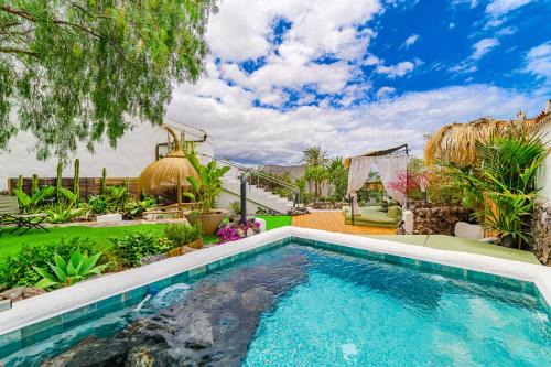 Villa Oceania A, jacuzzi y jardín con vistas al mar, y piscina comunitaria