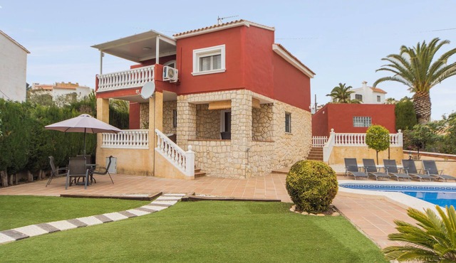 Villa or detached house with private pool and barbecue