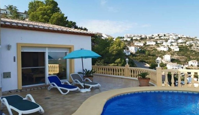 'Villa Petra' with Sea View, Pool & Wi-Fi in Pego