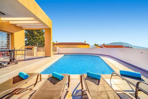 Villa Pomera Dos by Villa Plus