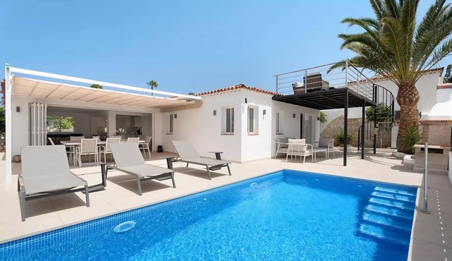 Villa Vista - Brand New with 3 bedrooms & 3 Bathrooms, Pool & Air Con