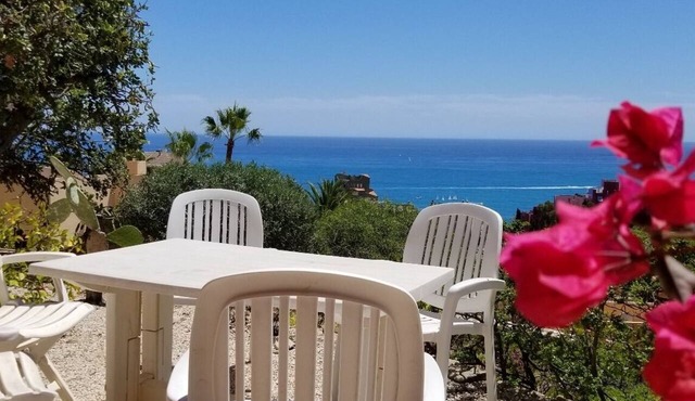 Villa with ocean views, a large garden, and a panoramic view of Bofill—the beach and Old Town are within walking distance