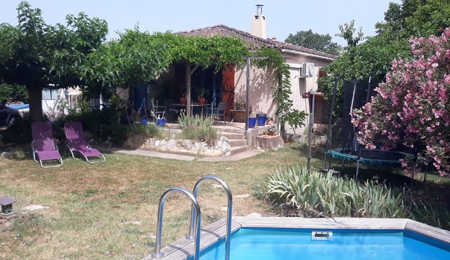 Villa with pool, conveniently located between Arles Nimes and Avignion in Comps