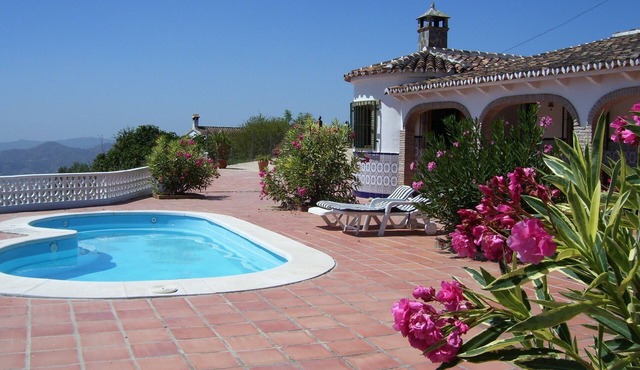 Villa With Private Pool, Lake And Mountain Views