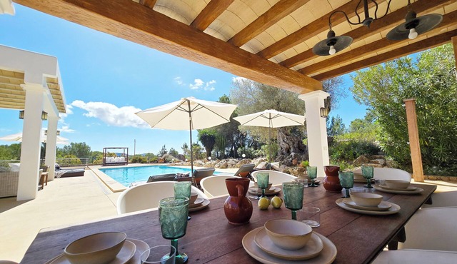 Walk To UNVRS and Amnesia - 4BR Finca