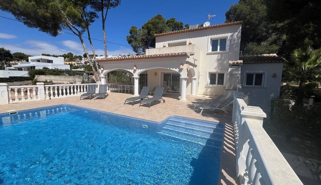 Walking distance to town center and beach | 4 double bedrooms | private pool