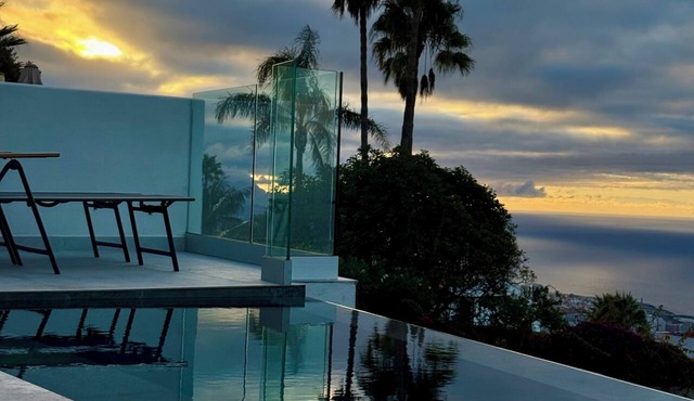 White House Relaxation, Views, and an Infinity Pool