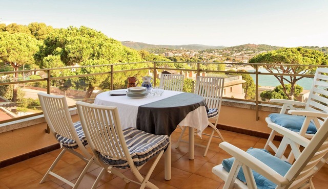 WI-FI, sea view and terrace; huge garden and swimming pool in the complex