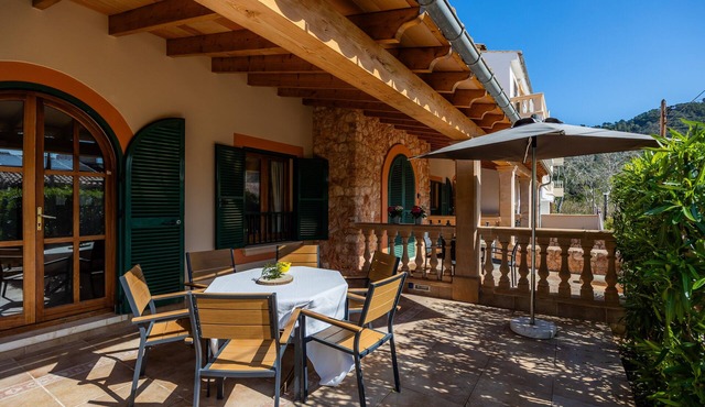 With a rooftop terrace and communal pool – Casa Sa Torre I