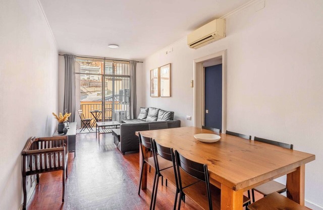 4-bedroom Apartment in Sagrada Familia!