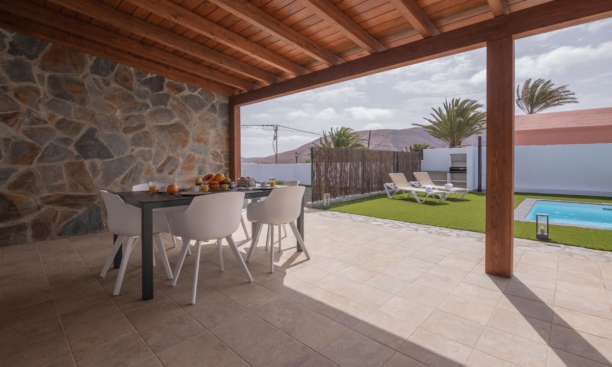 Villaverde House | Modern and bright holiday house on the ocean with two large patios, a garden a barbecue and private beach access