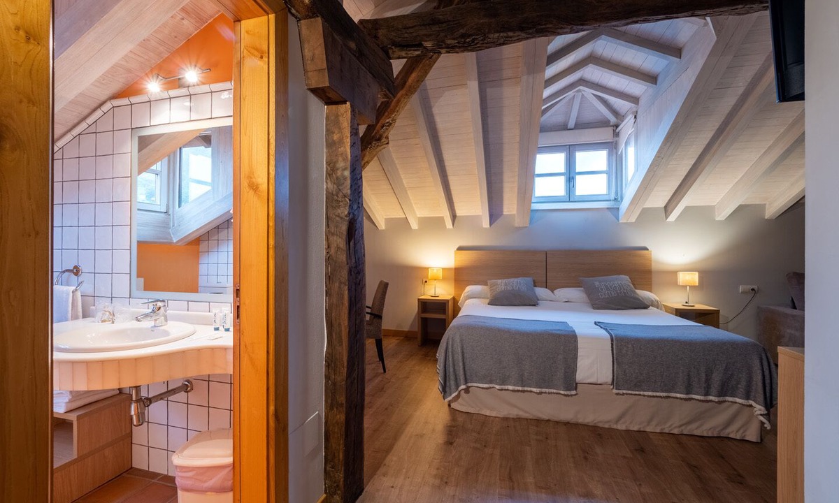 La Cueva Hotel | Apartamentos Posada La Robla