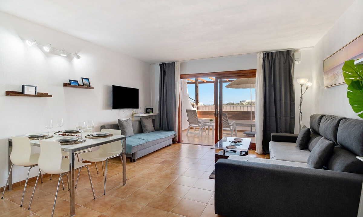 Costa Teguise Apartment | Vacation Apartment 'Casa Las Palmeras' with Shared Pool, Private Terrace and Wi-Fi