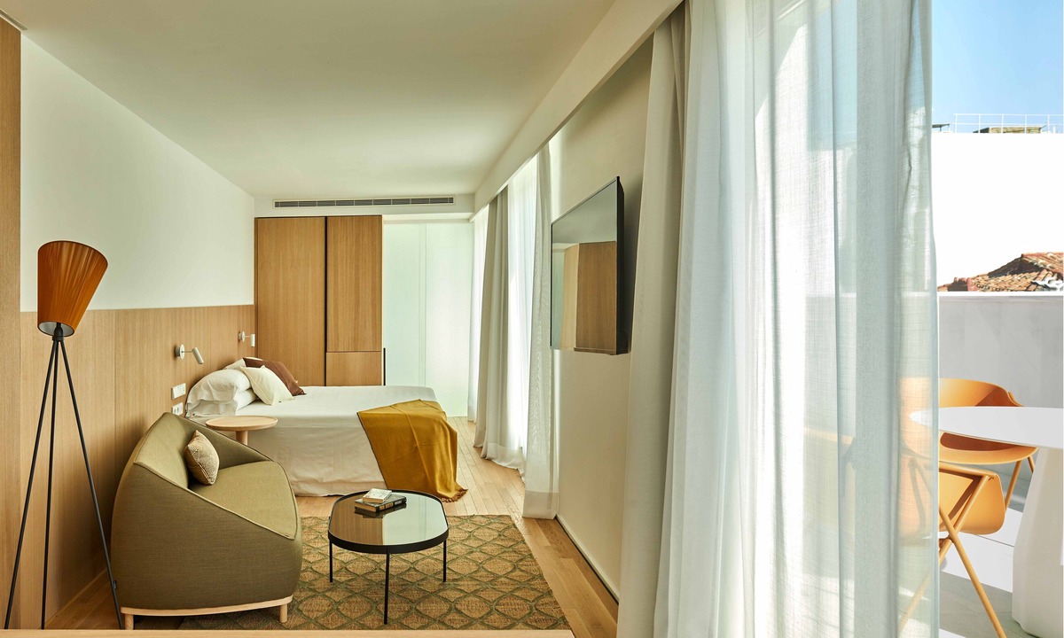 Cortes Apartment | 60 Balconies Iconic