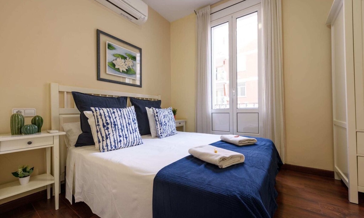 El Poble-sec Apartment | NOU - Ramblas rentals Design & Renovated Flat A/C ┃Balcony┃ 10M Ramblas