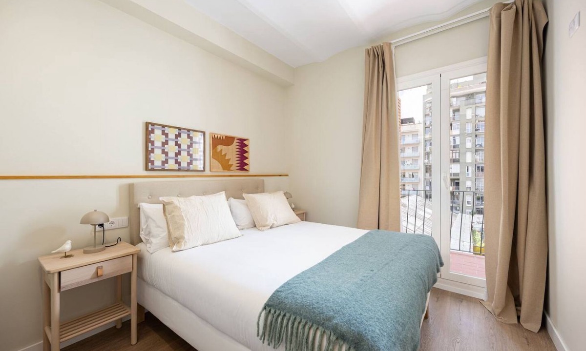 El Parc i la Llacuna del Poblenou Apartment | The apartment has a unique charm and personality, thanks to its stylish design. You’ll be surrounded by parks, great restaurants, local shops, and more. And to top it off, there’s a private balcony where you can relax.