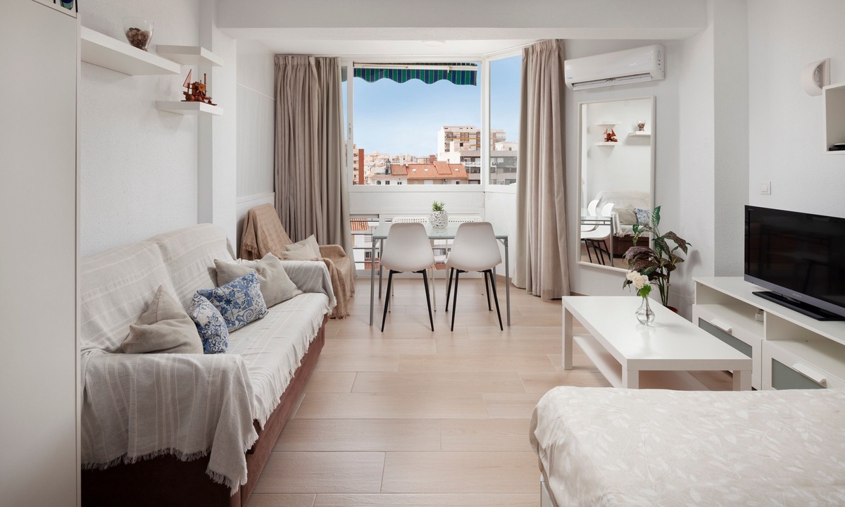 Torre del Mar Apartment | Studio Apartment 'Sol Y Breeze' with Sea View, Wi-Fi and Air Conditioning