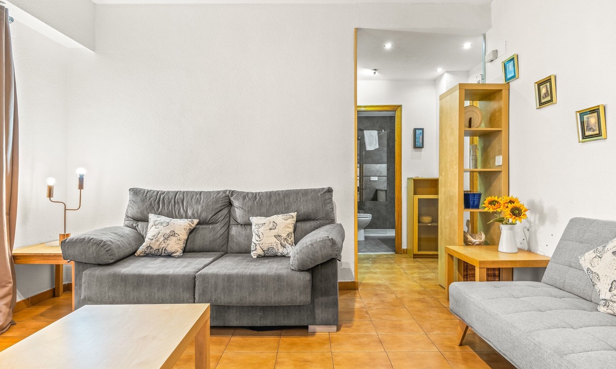 Santa Pola Apartment | Apartment 'Sunflower Siroco' with Balcony, Wi-Fi and Air Conditioning
