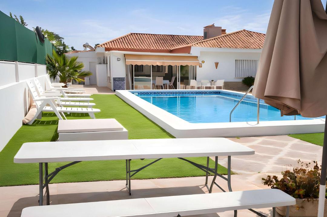 Valencina de la Concepcion House | Chalet de Lujo con Piscina Privada cerca de Sevilla