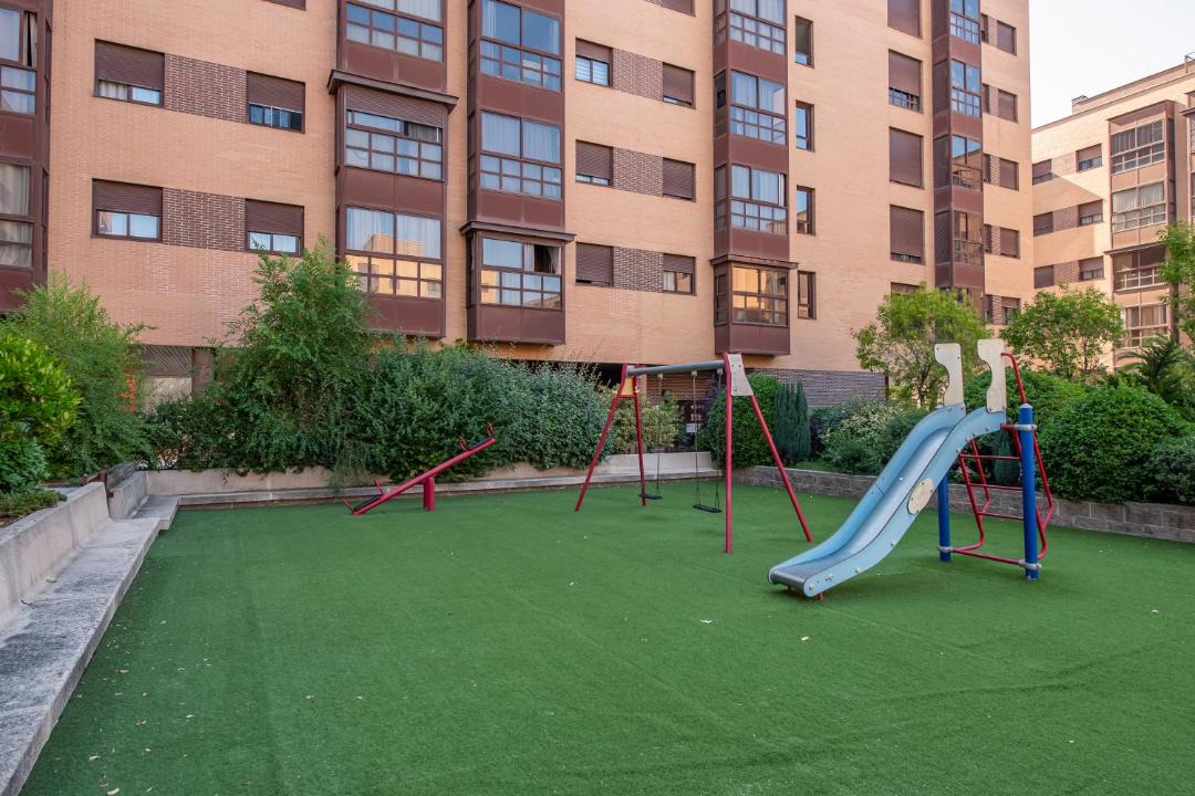 San Blas-Canillejas Apartment | Piso Exclusivo con Piscina y Atención 24 horas cerca del Aeropuerto e IFEMA