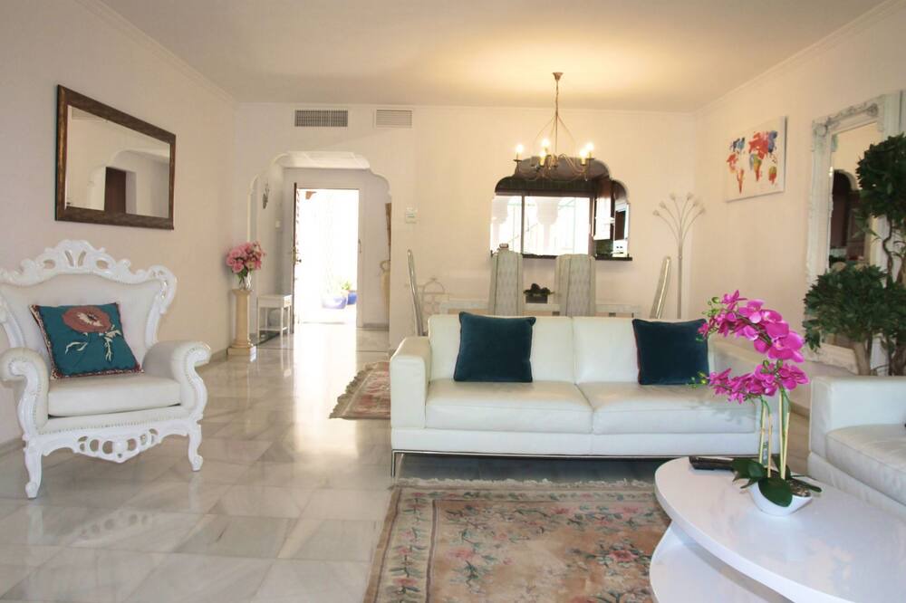 Photo of Livingroom in Atalaya-Isdabe