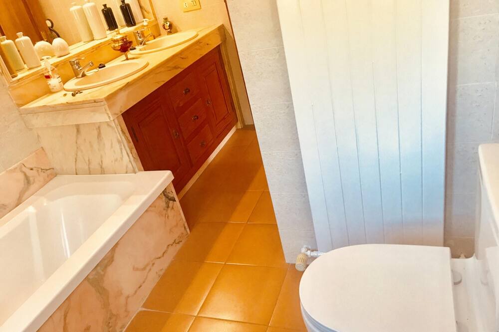 Photo of Bathroom in Urbanitzacio Gotmar