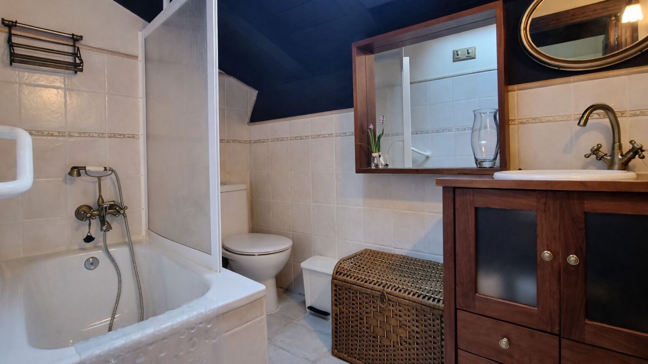 Photo of Bathroom in Naves