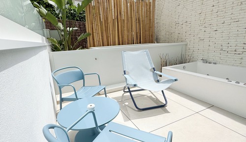 Deluxe patio terrace with whirlpool
