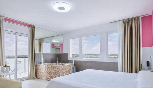 Superior Suite, 1 King Bed, Hot Tub (Balcón)