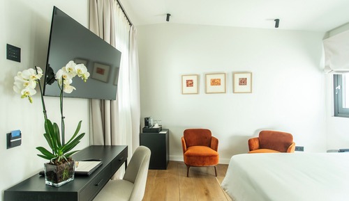 Premium Double Room, 1 King Bed, Courtyard View