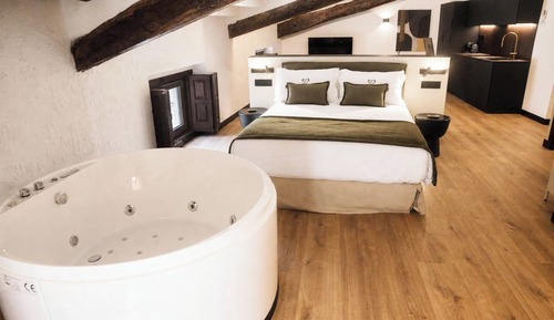 Suite, Hot Tub