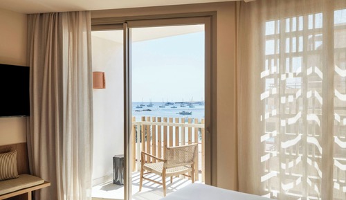 Deluxe Room, 1 King Bed, Partial Sea View