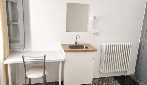 Basic Triple Room with Shared Bathroom