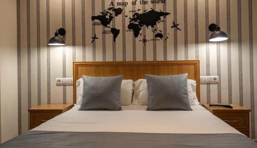 Double Room with Air  Conditioning and Private Bathroom