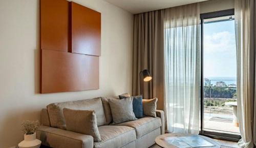 One-Bedroom Deluxe Queen Suite with Partial Sea View