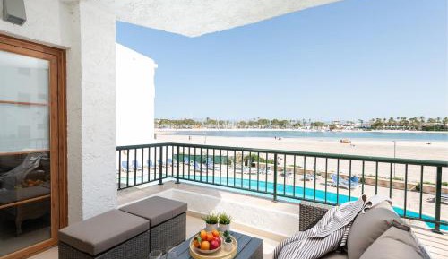 Apartment with Pool View 