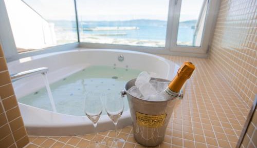 Suite with Hot Tub