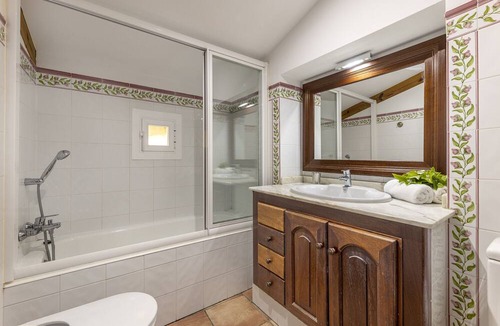Buger Cottage | Country house with swimming pool and tennis court in a rural setting
