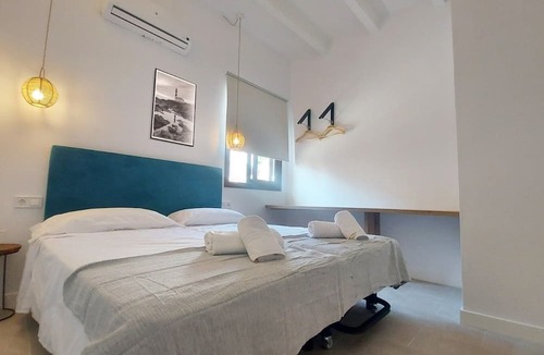 Cala en Porter Hostel | Hostal Castell de Lô