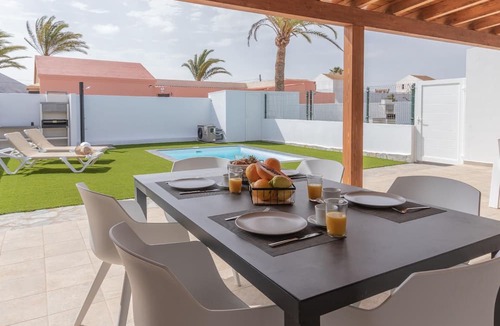 Villaverde House | Modern and bright holiday house on the ocean with two large patios, a garden a barbecue and private beach access